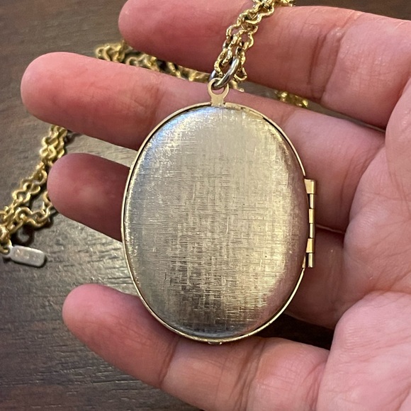 Black enamel gold tone locket and Monet gold tone chain - Picture 7 of 8